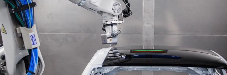 Остаточне лакове покриття наноситься на повністю автоматичних станціях для внутрішнього та зовнішнього фарбування