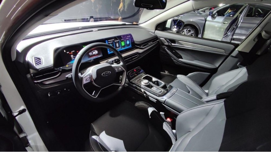 Кермо оснащене кнопками управління аудіосистемою та круїз-контролем