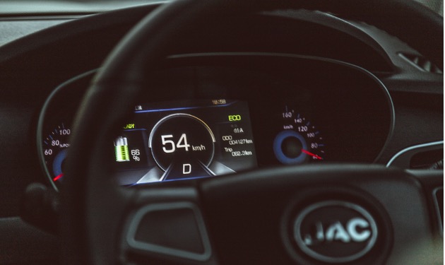 Цифрова панель приладів водія надає всю необхідну інформацію