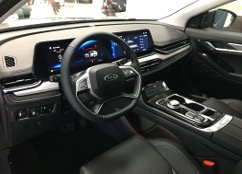 приборна панель у JAC JS6 виглядає значно цікавіше